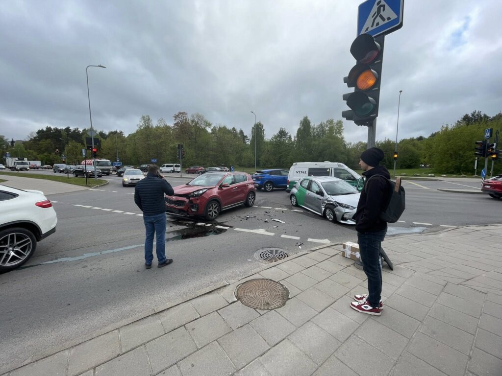 Vilniuje susidūrė Bolt automobilis Toyota ir KIA kas kaltas sankryžoje avarija vilniuje baltupio gatve mokslininku gatve