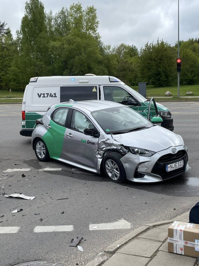 Vilniuje susidūrė Bolt automobilis Toyota ir KIA kas kaltas sankryžoje avarija vilniuje baltupio gatve mokslininku gatve 2