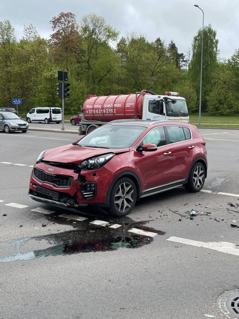 Vilniuje susidūrė Bolt automobilis Toyota ir KIA kas kaltas sankryžoje avarija vilniuje baltupio gatve mokslininku gatve 3