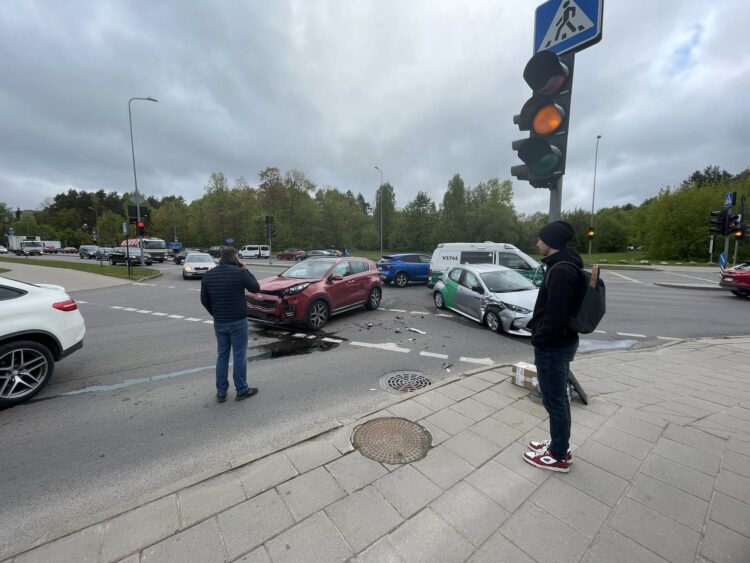 Vilniuje susidūrė Bolt automobilis Toyota ir KIA kas kaltas sankryžoje avarija vilniuje baltupio gatve mokslininku gatve