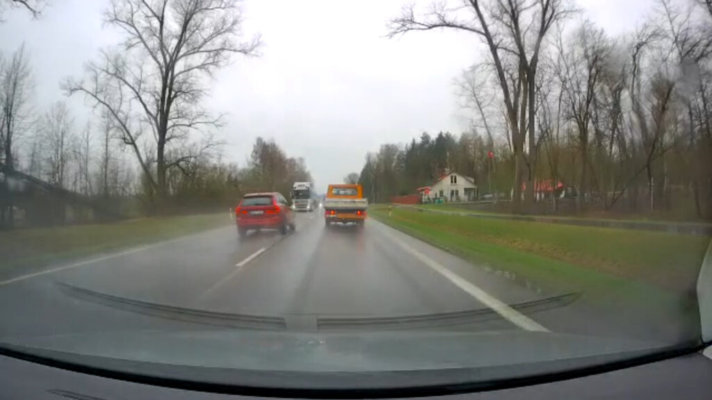 Volvo išvažiavo į priešpriešinę juostą tiesiai prieš atvažiuojantį vilkiką