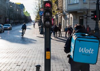 Wolt pradeda saugaus eismo kampaniją wolt kurjeris kurjeriai