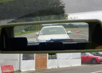 automobilio vairuotojas vaziuojanti ant uzpakalio kitam vairuotojui