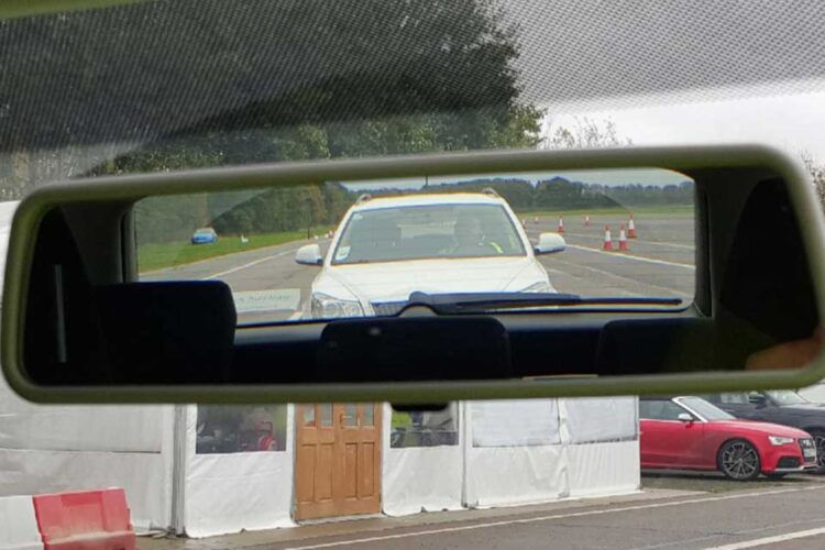 automobilio vairuotojas vaziuojanti ant uzpakalio kitam vairuotojui