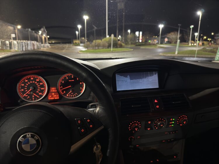 bmw e60 interjeras oranzinis prietaisu skydelis