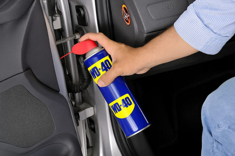 dirbtinio intelekto sugeneruota nuotrauka wd-40 purskimas ant automobilio duru vyriu kad durys nustotu girgzdeti