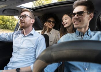 draugai vaziuoja automobilyje vyrai moterys automobilio vidus salonas
