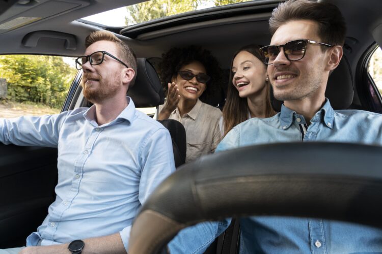 draugai vaziuoja automobilyje vyrai moterys automobilio vidus salonas