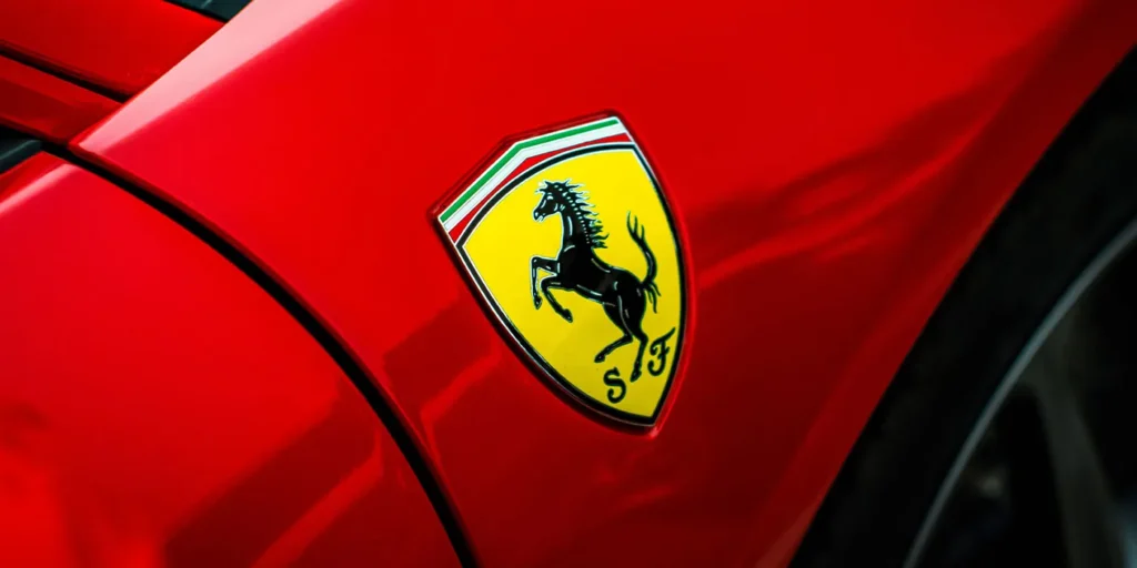 Kai eilinis automobilis slėpė superautomobilio širdį: 7 masinės gamybos modeliai su egzotiško variklio pasu 3 ferrari elektromobilis elektromobiliai logotipas