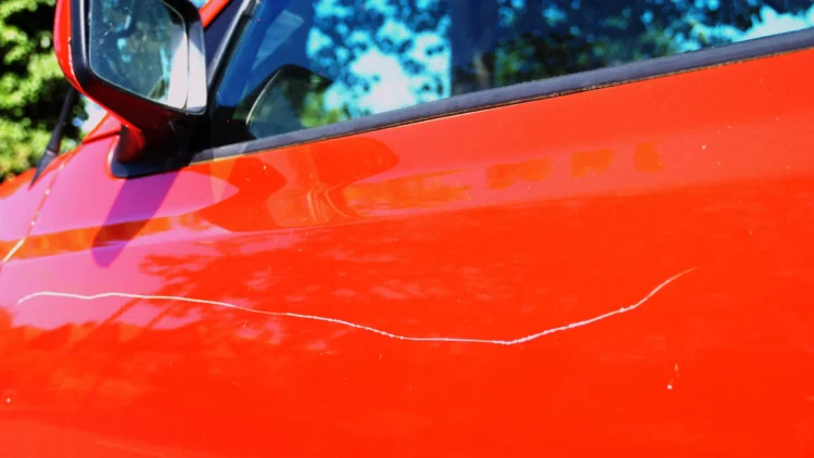 ibrezimas ant automobilio kebulo ant duru ibreztos duris