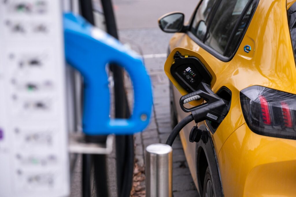 ikraunamas elektromobilis elektromobiliu ikrovimo stotele