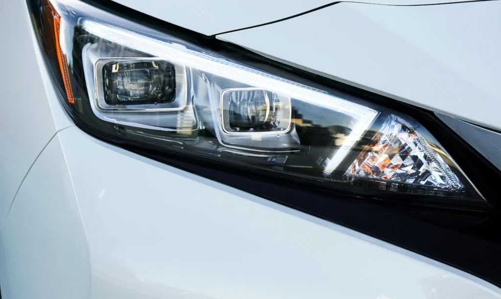 nissan leaf priekinis zibintas
