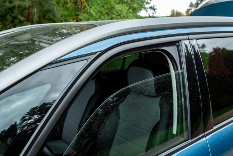 pravertas-atidarytas-automobilio-langas-automobilis-pravertu-langu