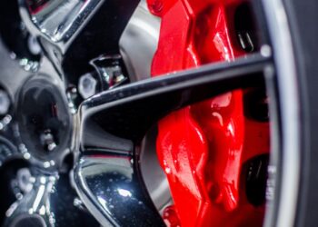 Kodėl kai kurių automobilių stabdžių suportai yra raudoni?