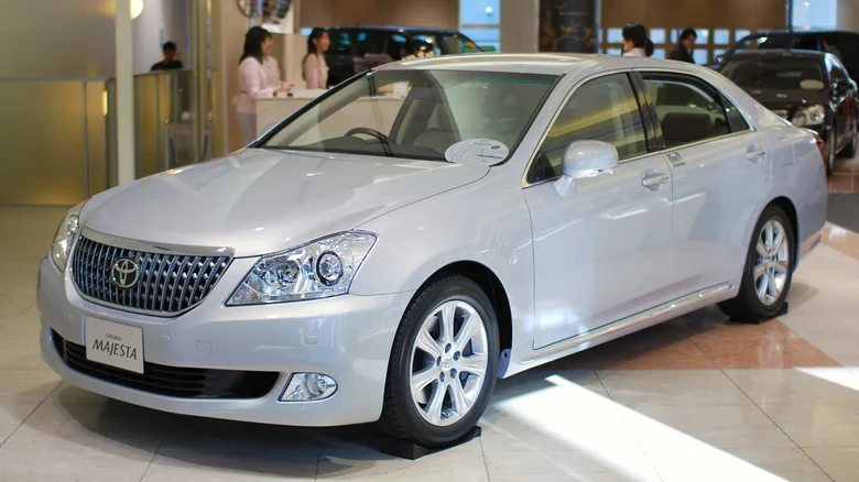 toyota-crown-majesta