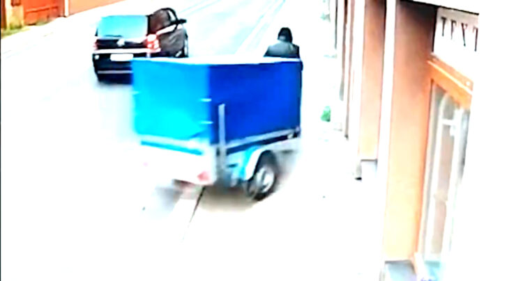 Atitrūkusi priekaba įsirėžė į pėsčiąjį momentą užfiksavo kamera
