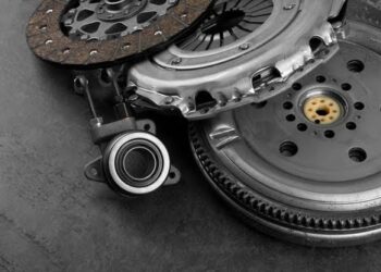 Automobilio variklio sankaba ant juodo akmens paviršiaus