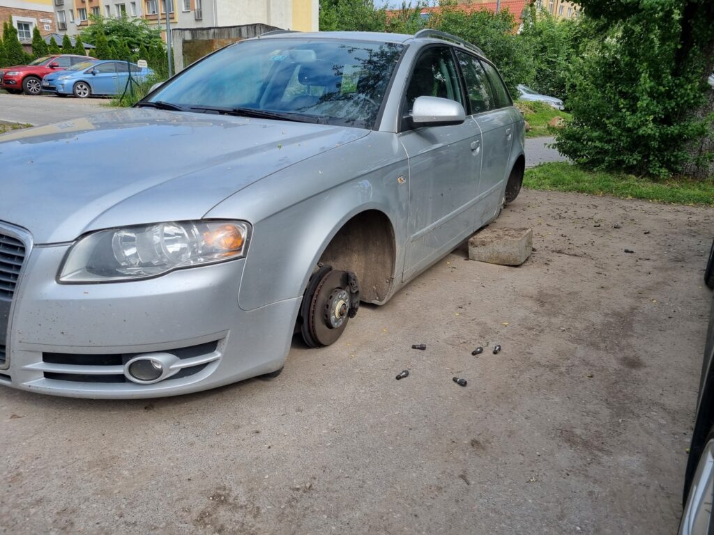 Gyventojų kerštas Netinkamai statytas automobilis liko be ratų audi a4 b6