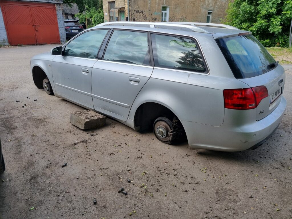 Gyventojų kerštas Netinkamai statytas automobilis liko be ratų audi a4 b6