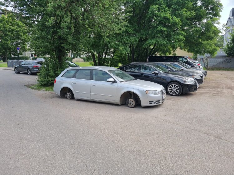 Gyventojų kerštas Netinkamai statytas automobilis liko be ratų audi a4 b6