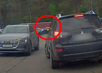 Įžūlus manevras Regitros aikštelėje Vilniuje moteriai su vaiku tiesiog užlindo prieš nosį 1