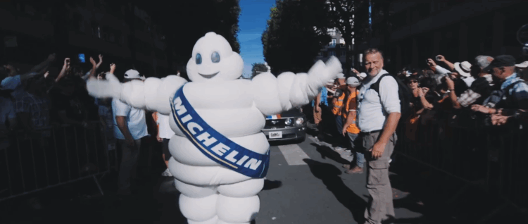 Kodėl Michelin žmogeliukas baltos spalvos, nors padangos juodos