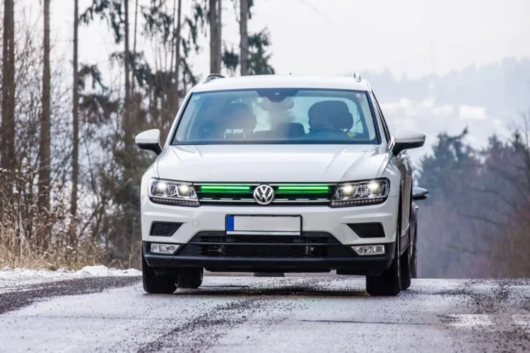 Priekinis žalias stopo žibintas zalias stabdziu zibintas priekyje