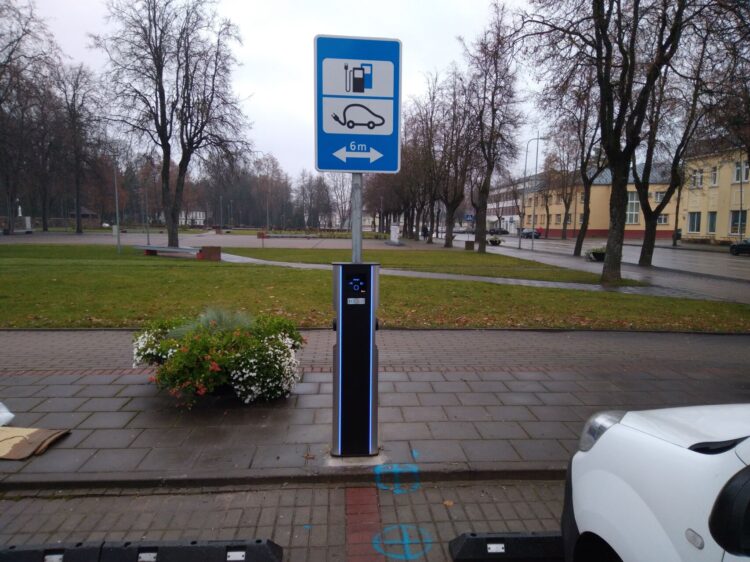elektromobiliu ikrovimo vieta kelio zenklas bauda