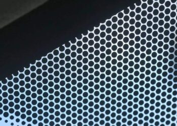 mazi juodi taskeliai ant automobilio stiklo