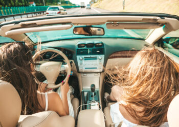 moteris vairuoja kabrioleta automobilis be stogo kabrioletas