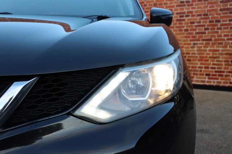 nissan qashqai priekinis zibintas