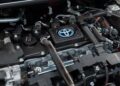 toyota corolla hybrid variklis hibridinis automobilis alyva
