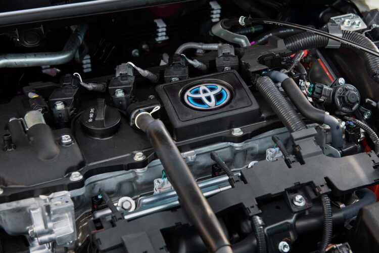 toyota corolla hybrid variklis hibridinis automobilis alyva