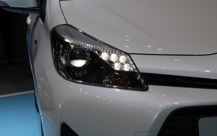 toyota yaris priekinis zibintas