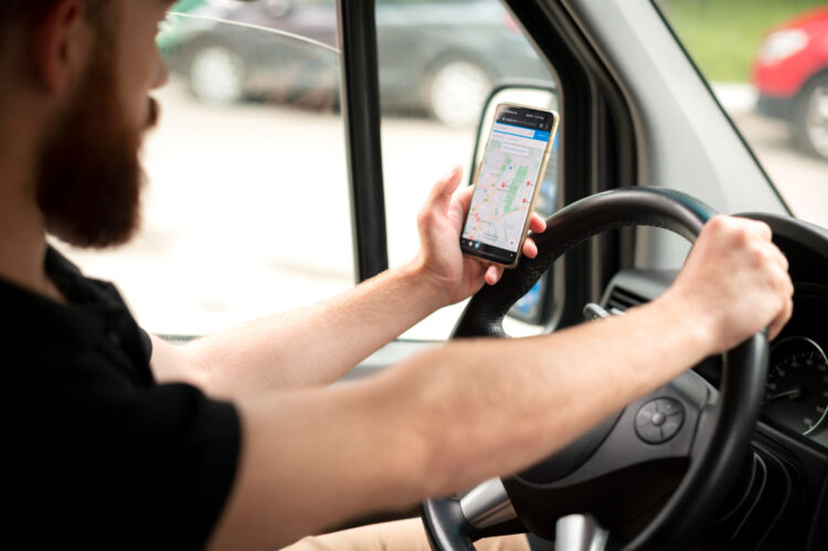 vairuotojas naudojasi zemelapiu zemelapis gps sutrikimai lietuvoje