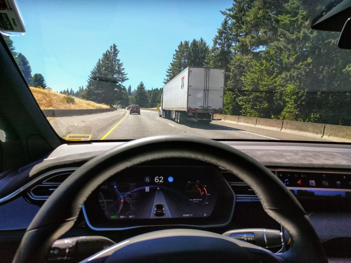 „Tesla“ FSD testas lėtose gatvėse – sistema kartojo pažeidimą, už kurį baudą gautų vairuotojai 1 Autopiloto byla Teslai gresia atsakomybė dėl mirtino įvykio autopilotas
