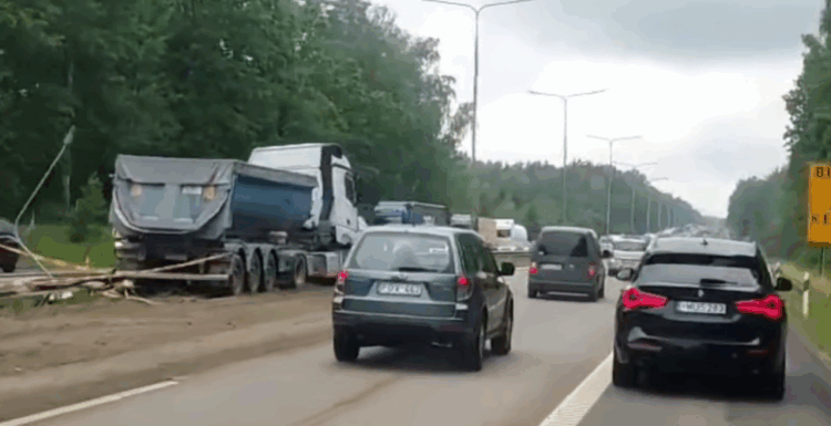 STOP kadras iš „Hibridinis paparacas“ vaizdo įrašo