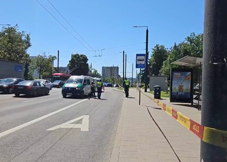 STOP kadras iš „Hibridinis paparacas“ vaizdo įrašo
