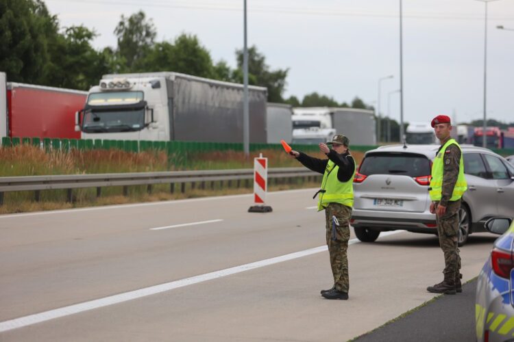 Laikini patikrinimai Lenkijos pasienyje ką turi žinoti Lietuvos vairuotojai