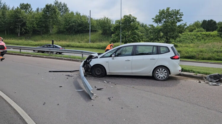 Vilniuje Opel trenkėsi į atitvarus šalia Porsche salono vairuotojas ligoninėje