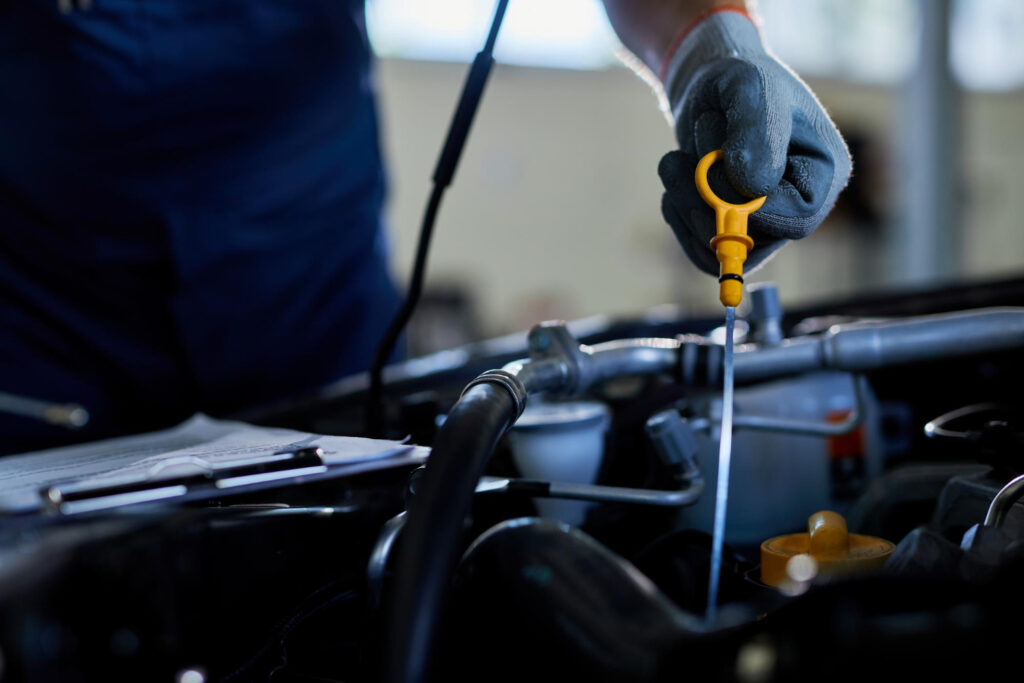 automobilio variklio alyvuos matuokle alyvos keitimas