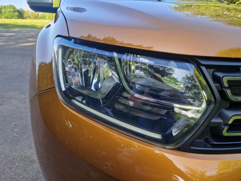 dacia duster priekinis zibintas gendantys automobiliai