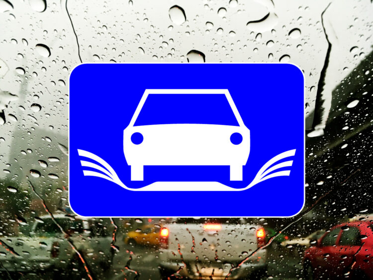 kelio-zenklas-sparnuotas-automobilis-akvaplanavimas