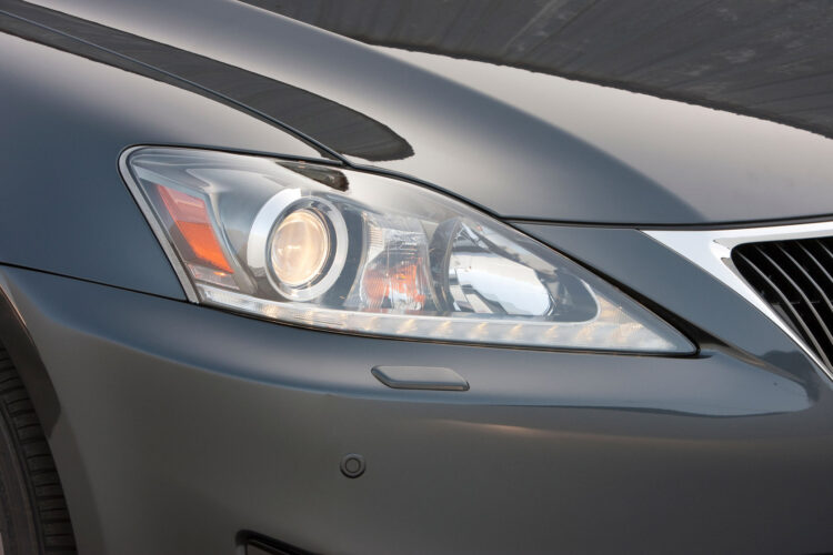 lexus is priekinis zibintas