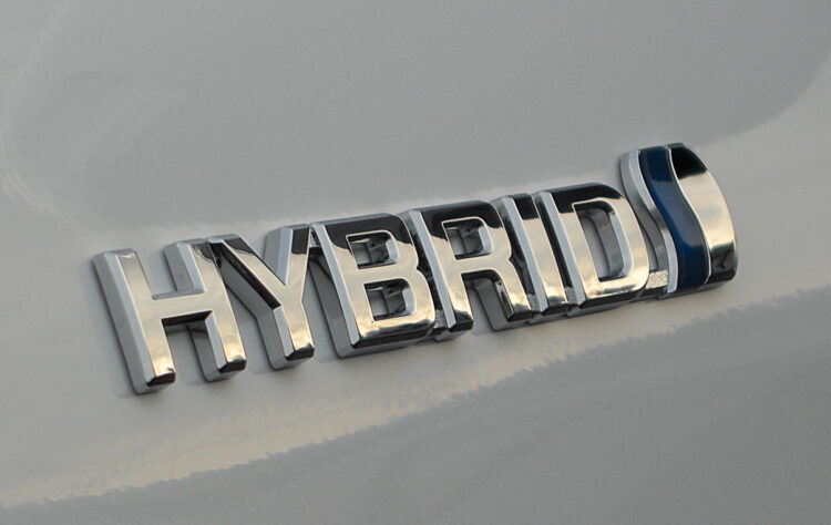 toyota auris hybrid logo