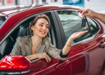 Ar-galima-issinuomoti-automobili-be-kreditines-korteles