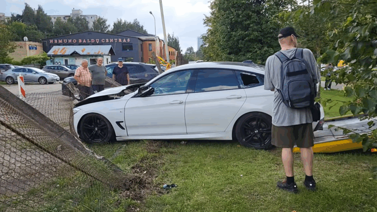 Justiniškėse BMW įskriejo į tvorą vairuotojui sutriko sveikata
