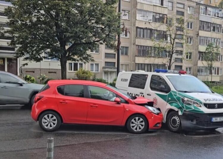 STOP kadras iš „Hibridinis paparacas“ vaizdo įrašo