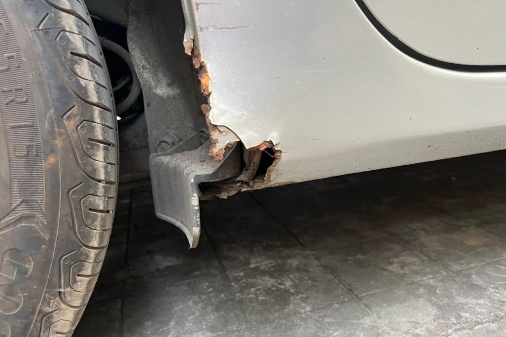 Švedai įvertino rūdijančius automobilius: kurios markės atlaikė žiemą geriausiai 3 honda city automobilio kebulas paveiktas korozijos rudys