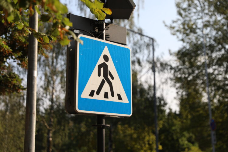 kelio zenklas pesciuju pereja Lenkimas per pėsčiųjų perėją kokios baudos laukia vairuotojų
